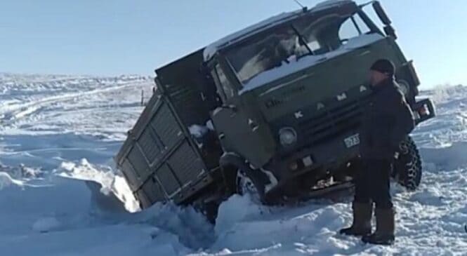 «Утонувшие» в снегу автомобили спасали Урджарские полицейские