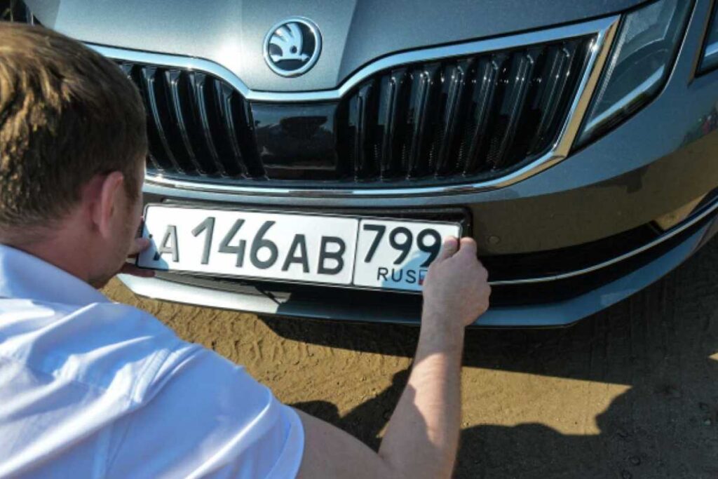 Автомобили с российскими номерами останавливать не будут