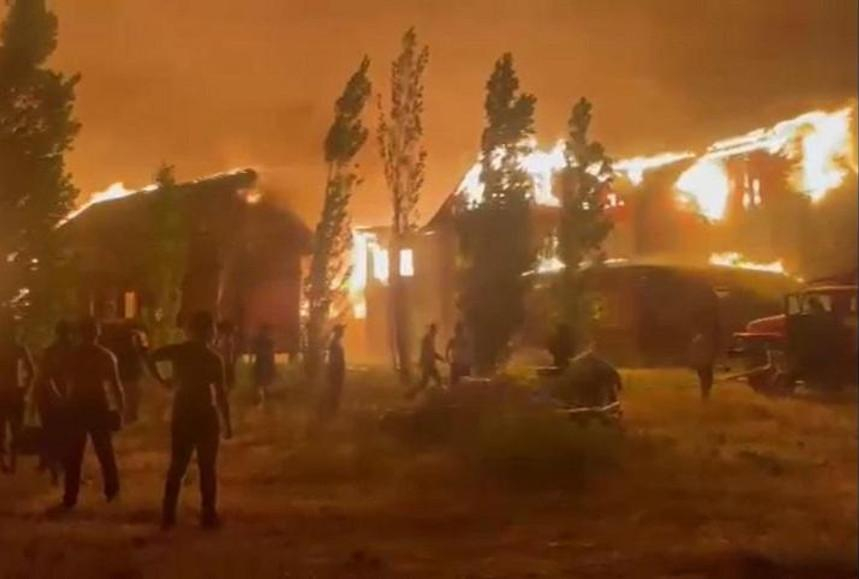 На Алаколе произошел пожар, сгорело четыре базы отдыха